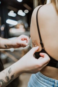 tatuaż kraków, studio tatuażu kraków, tatuaż minimalistyczny, tatuaż fineline, małe tatuaże męskie, małe tatuaże dla kobiet