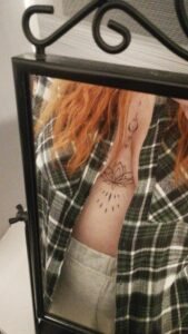 tatuaż psa, tatuaż minimalistyczny, damskie tatuaże, tatuaż na plecach, tatuaże przyjaciółek, studio tatuażu Nemezink