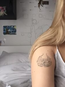 tatuaż psa, tatuaż minimalistyczny, damskie tatuaże, tatuaż na plecach, tatuaże przyjaciółek, studio tatuażu Nemezink