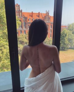 tatuaż psa, tatuaż minimalistyczny, damskie tatuaże, tatuaż na plecach, tatuaże przyjaciółek, studio tatuażu Nemezink
