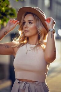 tatuaż psa, tatuaż minimalistyczny, damskie tatuaże, tatuaż na plecach, tatuaże przyjaciółek, studio tatuażu Nemezink